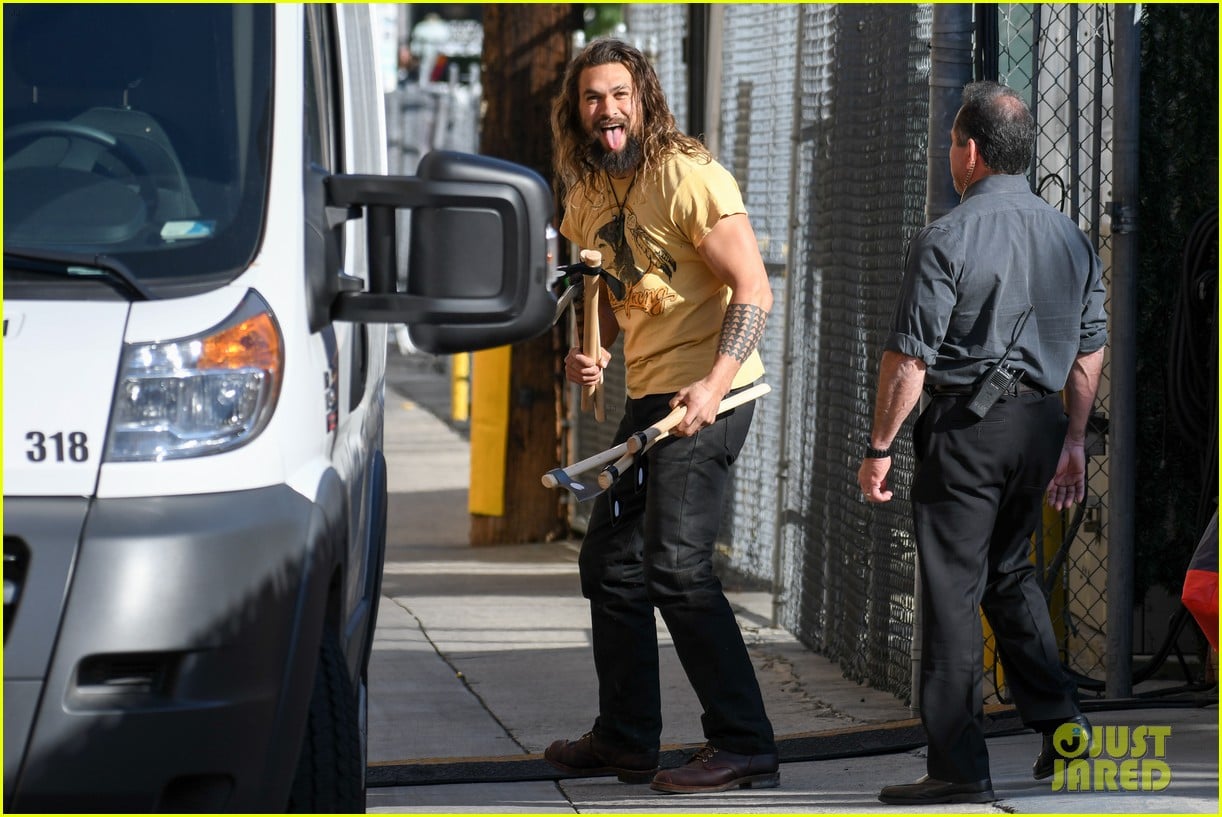 Photo jason momoa shows off his axe throwing skills on jimmy kimmel