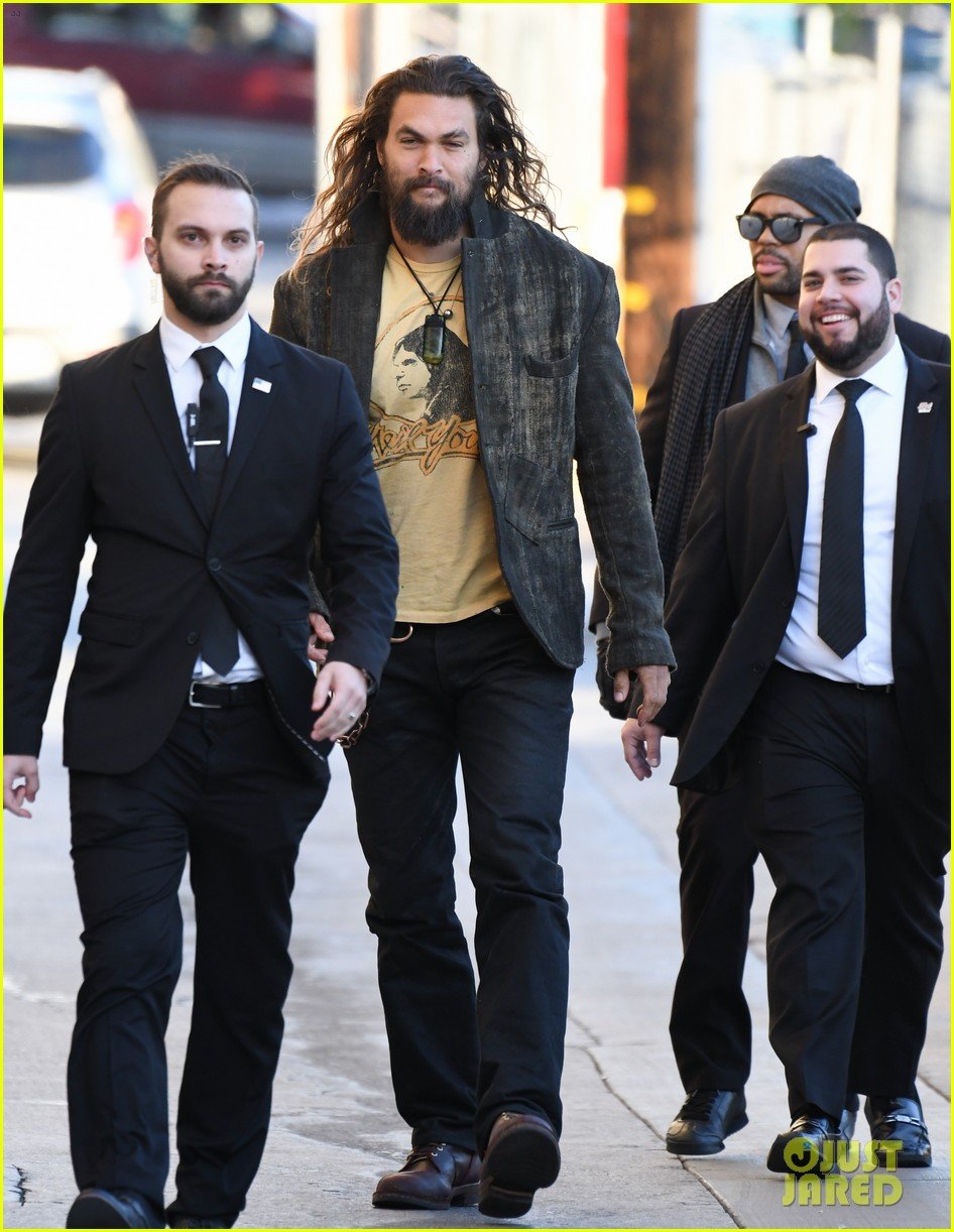 Photo jason momoa shows off his axe throwing skills on jimmy kimmel
