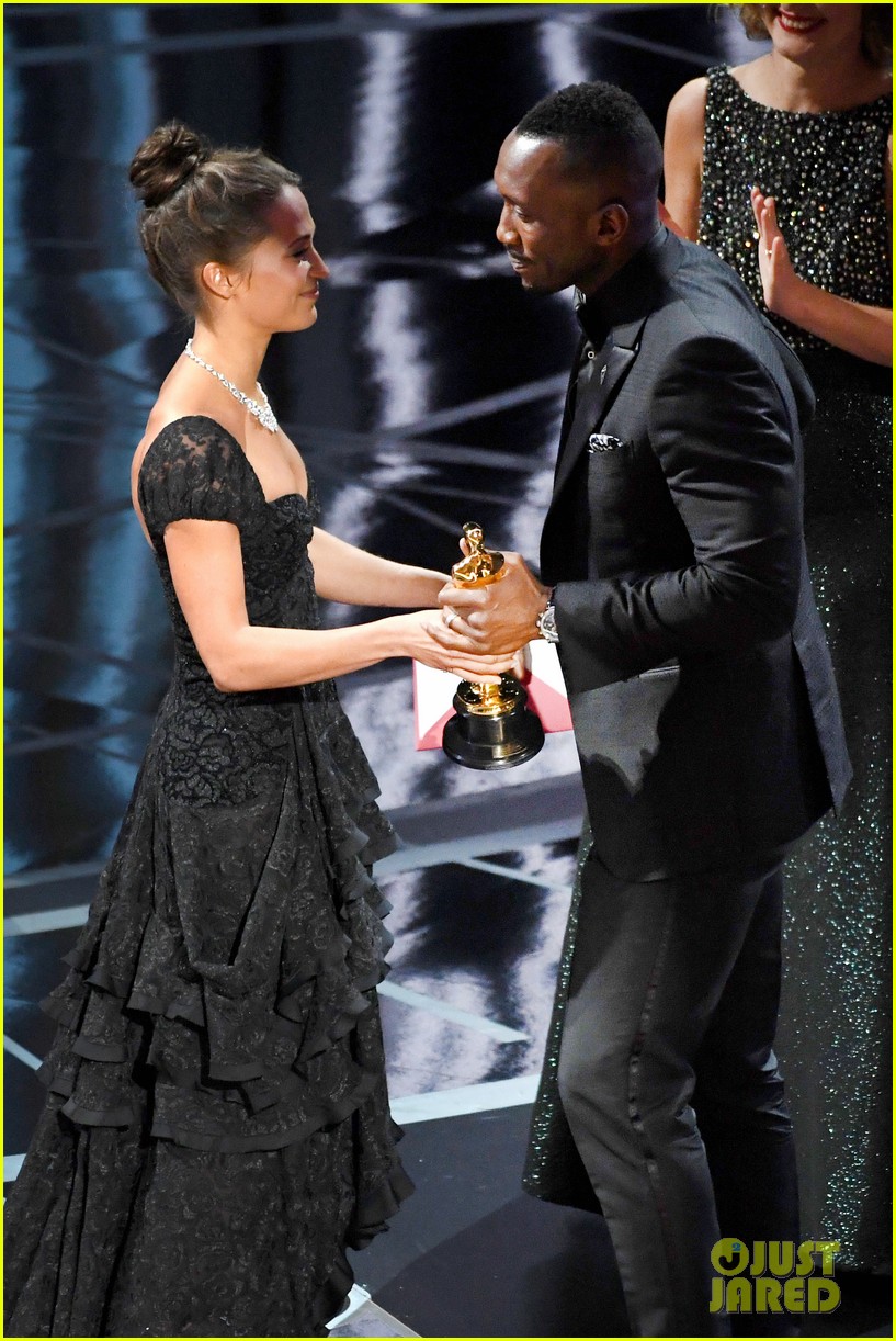 Mahershala Ali Wins Best Supporting Actor at Oscars 2017 - Watch His