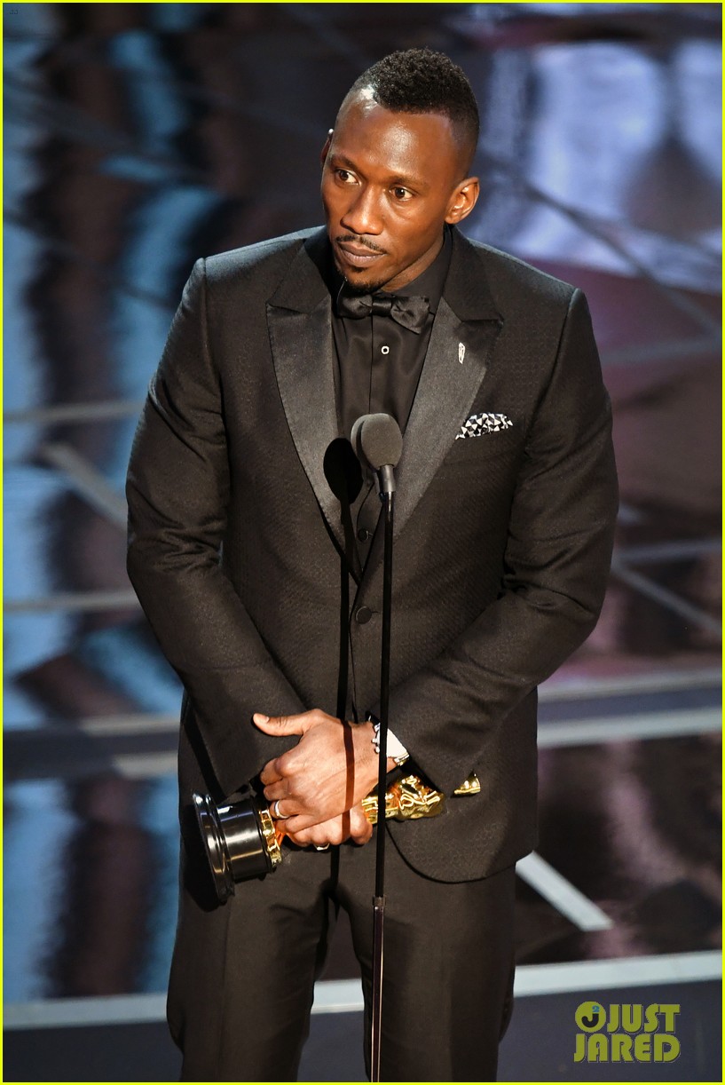 Mahershala Ali Wins Best Supporting Actor at Oscars 2017 - Watch His
