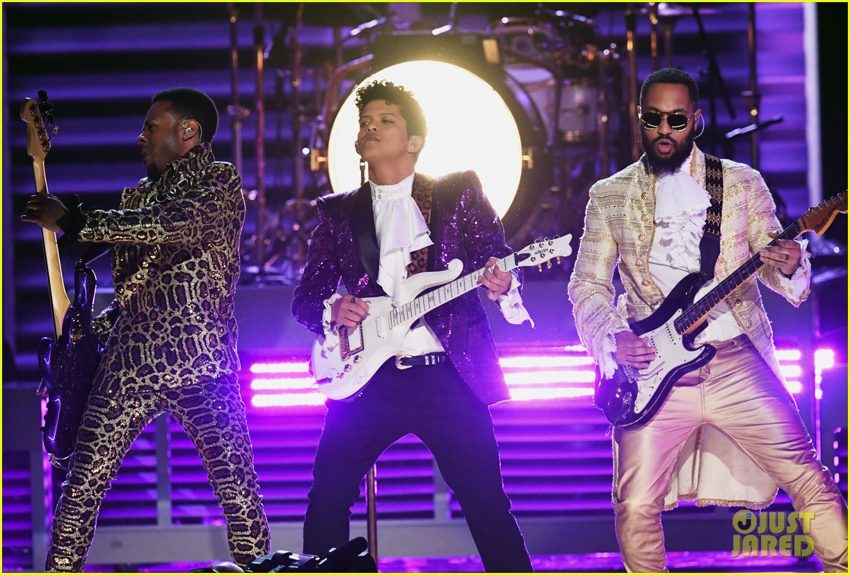 Bruno Mars Pays Tribute to Prince at Grammys 2017 Watch Now! Photo 3858657 Bruno Mars