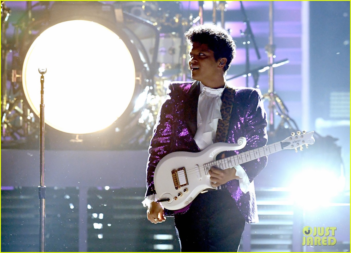 Bruno Mars Pays Tribute to Prince at Grammys 2017 Watch Now! Photo 3858666 Bruno Mars