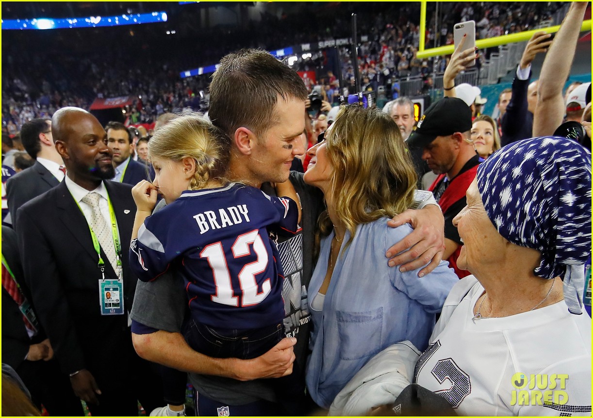 Gisele Bundchen Congratulates Her 'Love' Tom Brady on His Fifth Super(02)