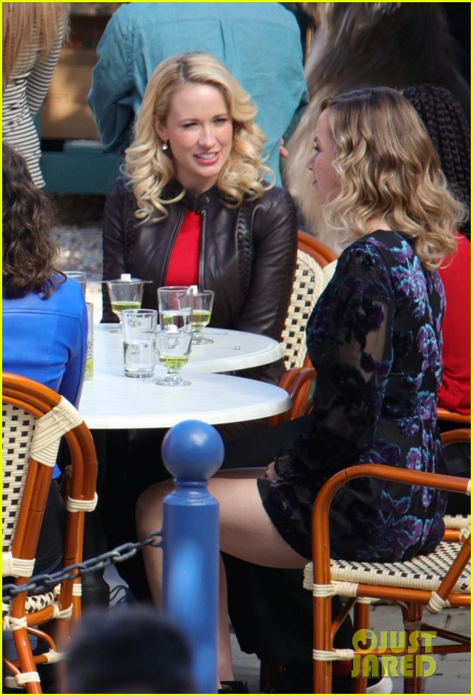 Hailee Steinfeld Continues Filming With The &lsquo;Pitch Perfect&rsquo; Cast: Photo