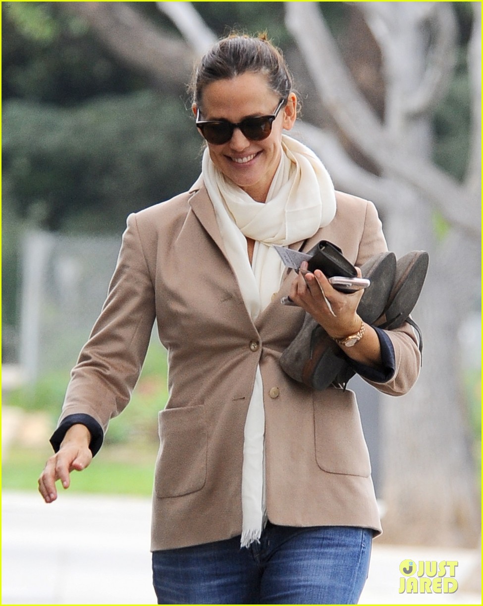Jennifer Garner Steps Out Amid Ben Affleck Divorce Rumors Photo