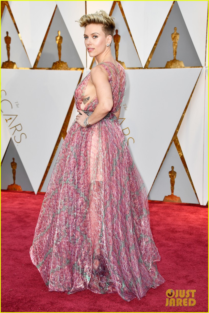 Scarlett Johansson Shows Some Skin at Oscars 2017 Photo 3866562