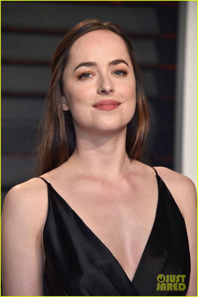 Dakota Johnson Changes Up Her Look for Vanity Fair's Oscars 2017 Party