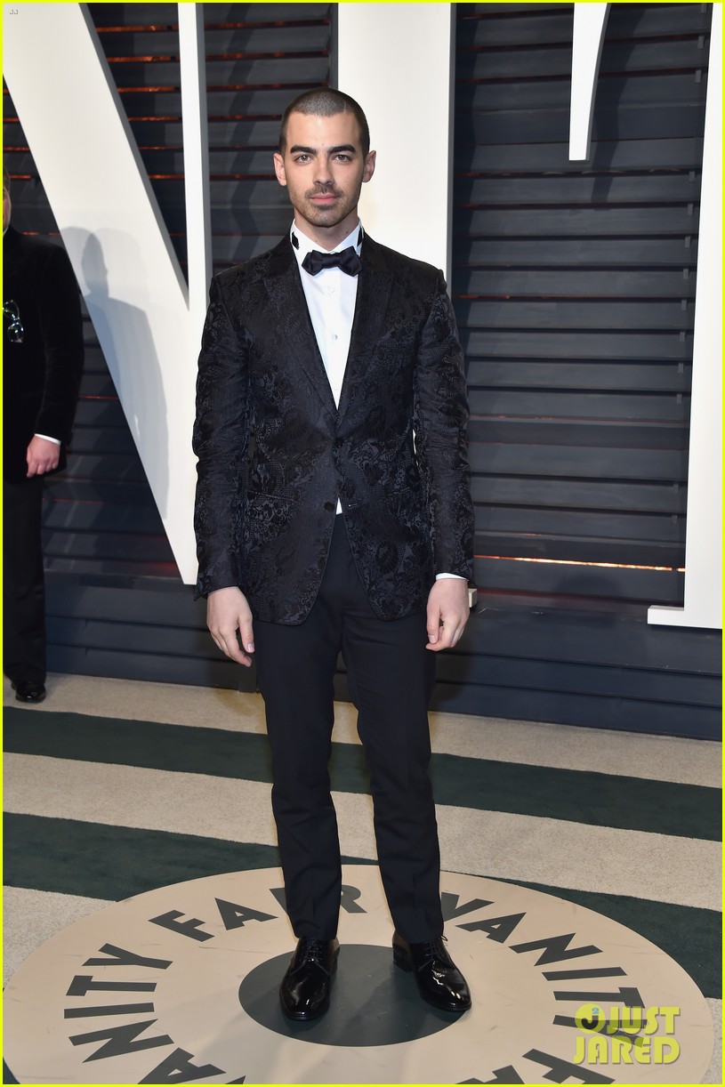 Joe & Nick Jonas Tux it Up for Vanity Fair Oscar Party! Photo 3867285