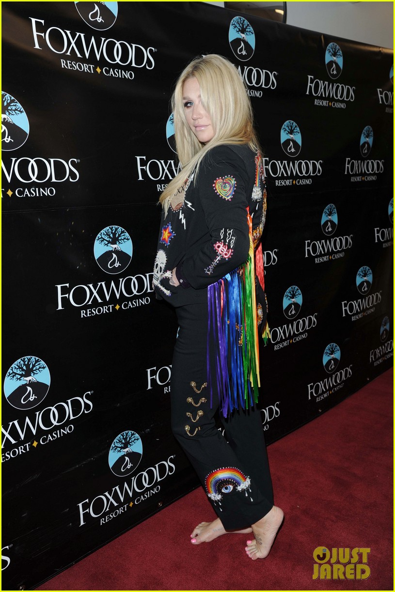 Kesha Rocks a Rainbow Fringe Jacket at Her Free Concert! Photo 3863582