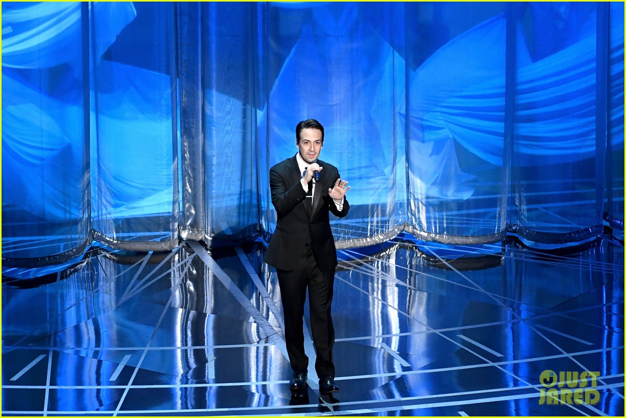 Lin Manuel Miranda Rapping Lin-Manuel Miranda Performs New 'Moana'-Themed Rap at Oscars 2017 ...