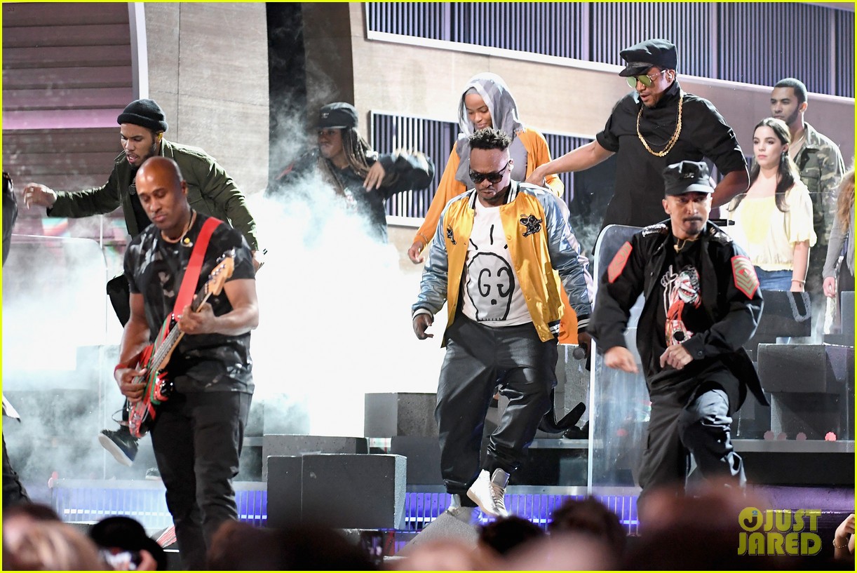 Photo busta rhymes grammys performance a tribe called quest 08 Photo