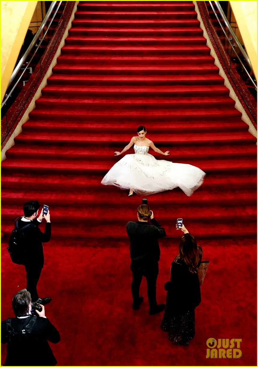 Singer Sofia Carson Stuns at Her First Oscars Ever! Photo 3866427