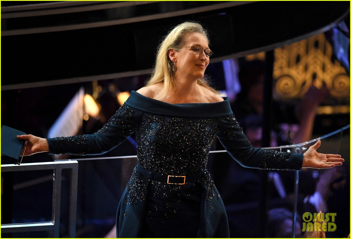 Meryl Streep Gets Standing Ovation at Oscars 2017, Jimmy Kimmel Pokes