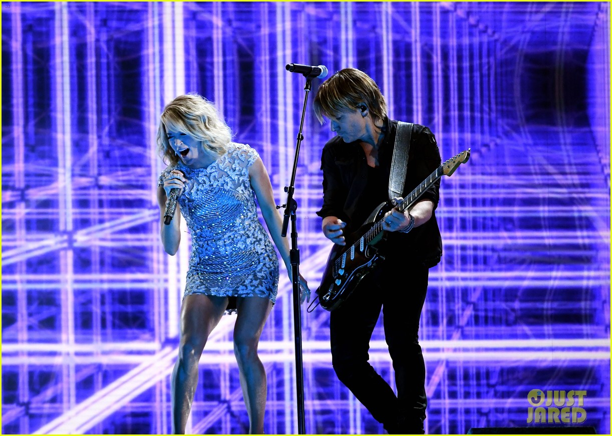 Carrie Underwood & Keith Urban Perform 'The Fighter' at Grammys 2017