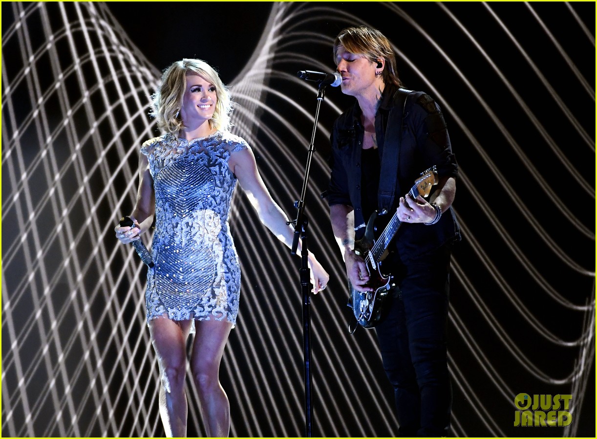 Carrie Underwood & Keith Urban Perform 'The Fighter' at Grammys 2017