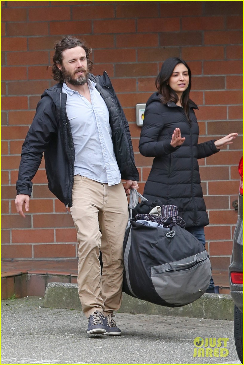 Casey Affleck & Girlfriend Floriana Lima Do Their Laundry Together in V...