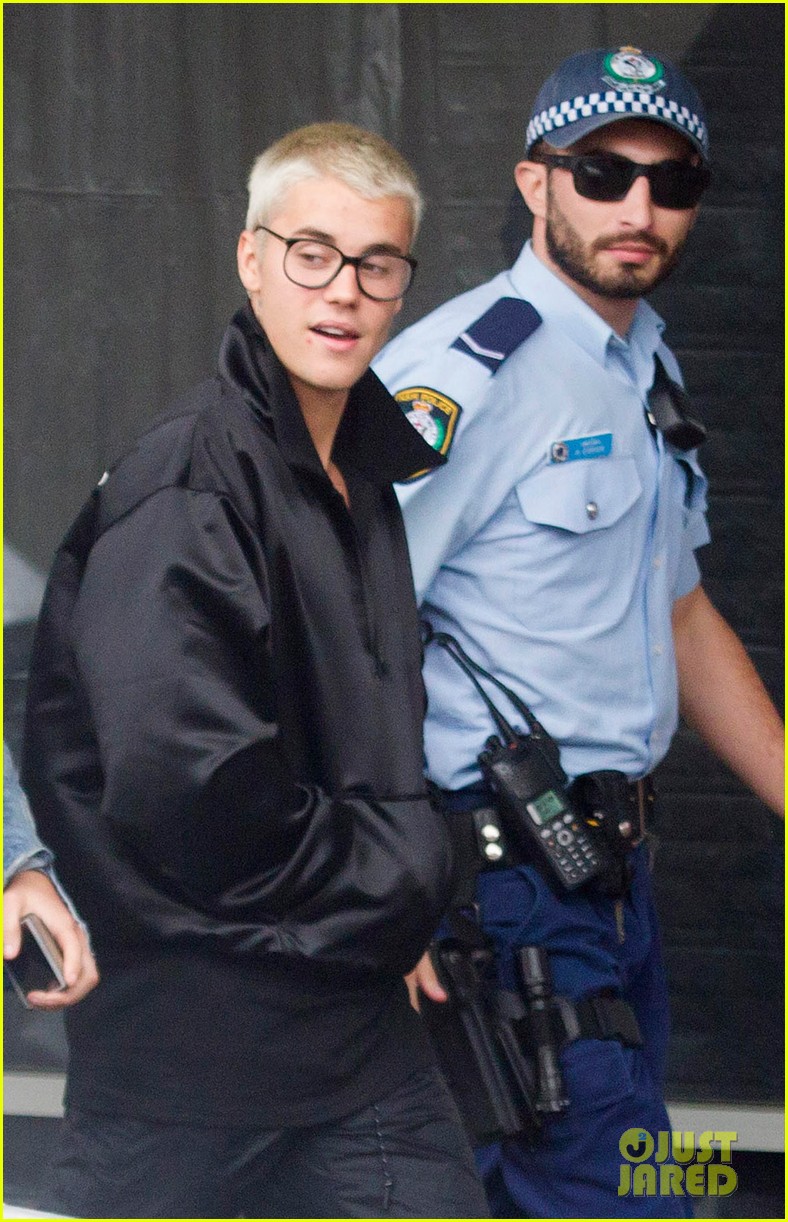 Justin Bieber Greets Fans While Out in Australia: Photo 3875120