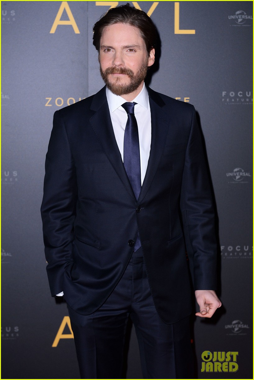 Jessica Chastain Visits Zoo in Warsaw During 'Zookeeper's Wife' Press