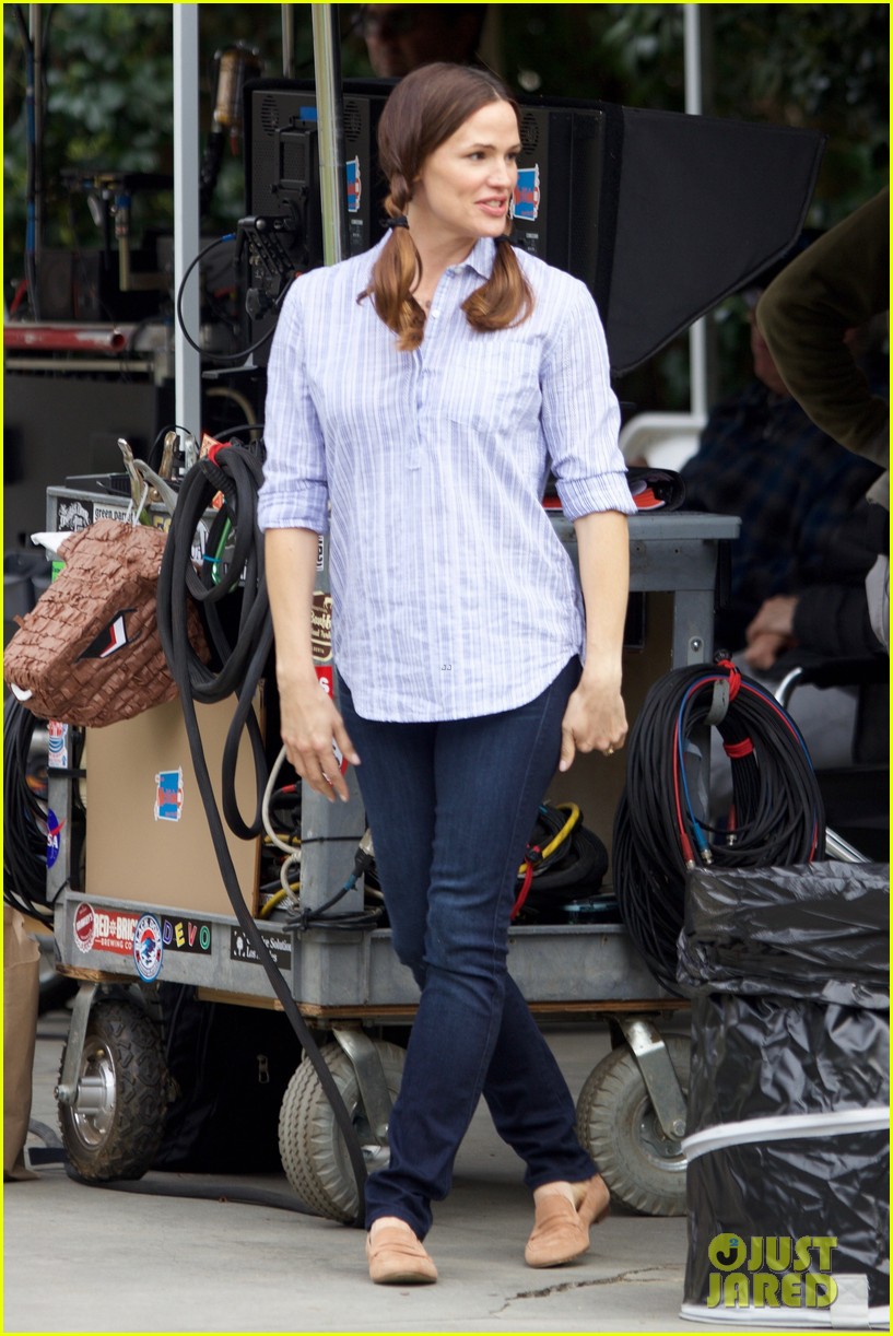 Jennifer Garner Looks Cute in Pigtails on Set of 'Simon vs. The Homo