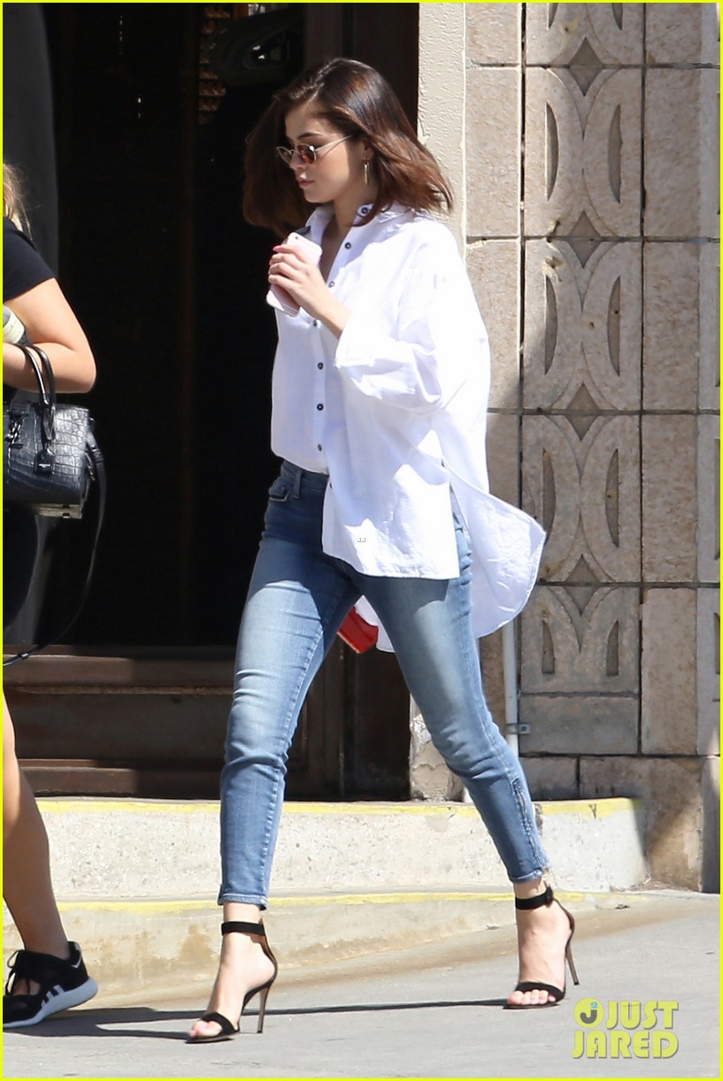 Selena Gomez Grabs Lunch with a Friend in Los Angeles Selena Gomez Grabs Lunch with a Friend in Los Angeles