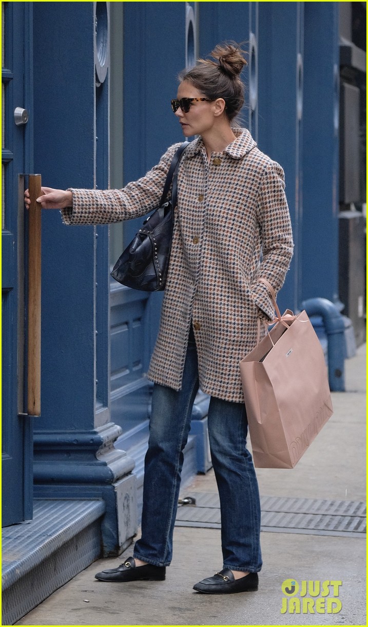 Katie Holmes Enjoys Afternoon Shopping Spree in NYC Photo 3879064