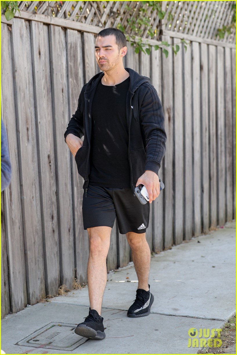 Photo: joe jonas friends say seeing him in his underwear on guess