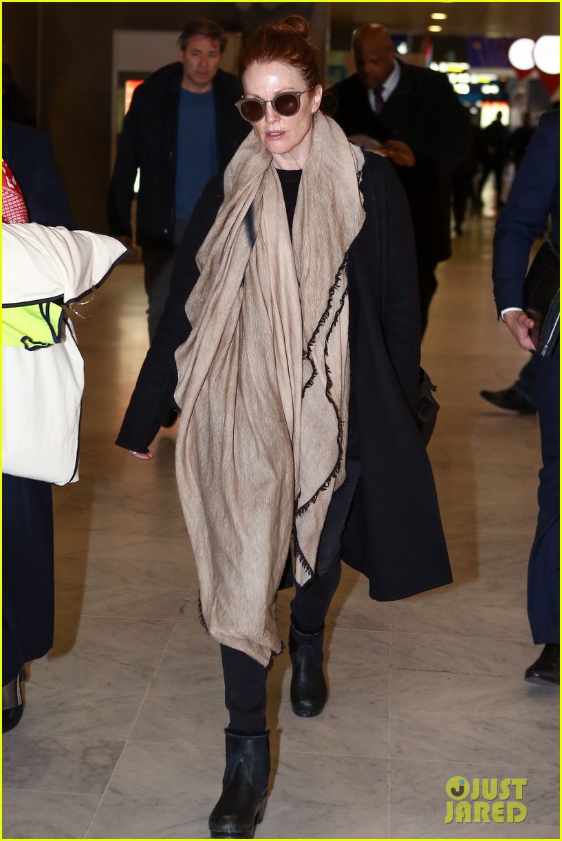 Julianne Moore Buddies Up With Isabelle Huppert At L'Oreal Paris Dinner