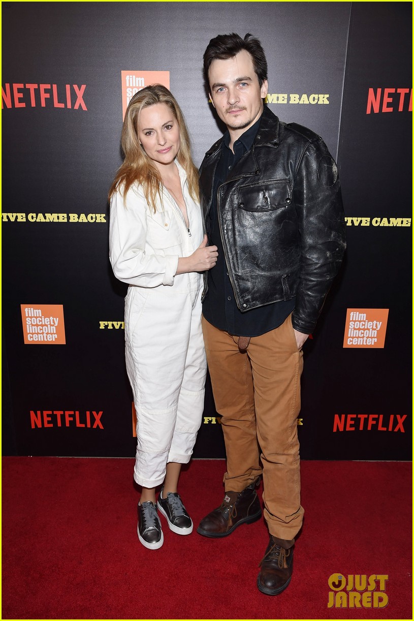 Ben Foster & Pregnant Fiancee Laura Prepon Bring Baby Bump To 'Five