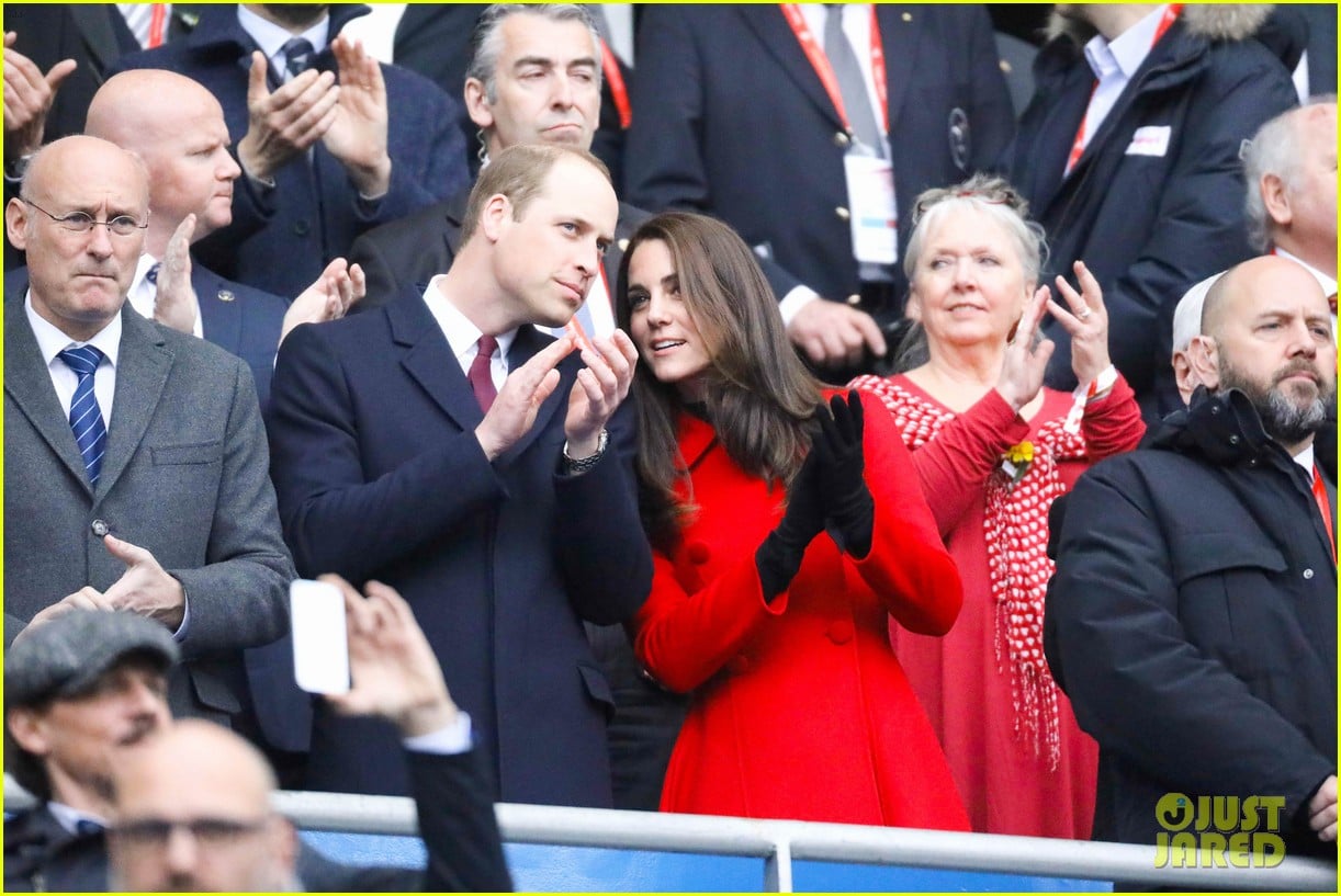 Prince William & Kate Middleton Watch a Rugby Match During Their Paris(02)