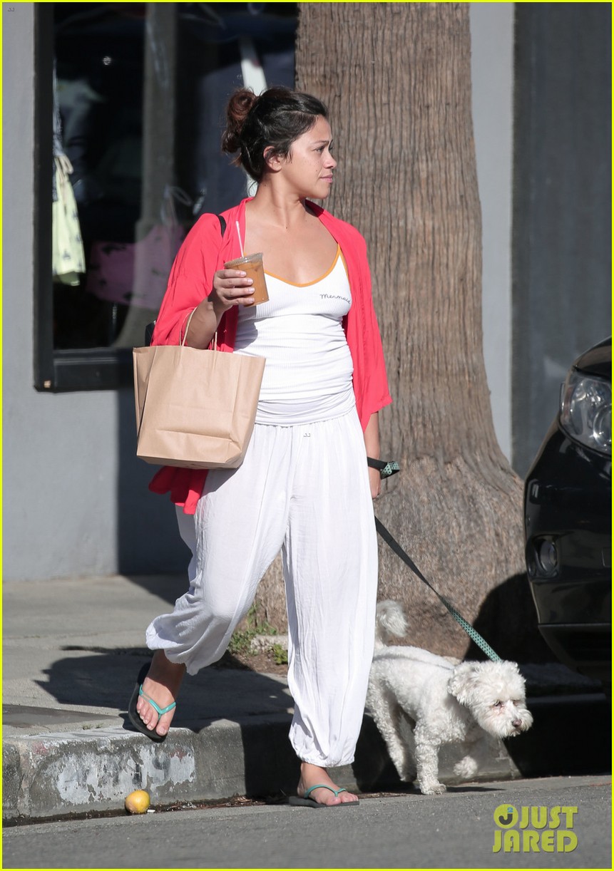 Photo gina rodriguez runs errands with dog casper by her side 01