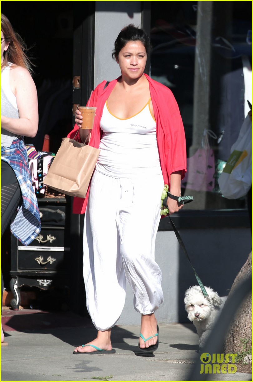 Gina Rodriguez Runs Errands with Dog Casper By Her Side! Photo 3871996