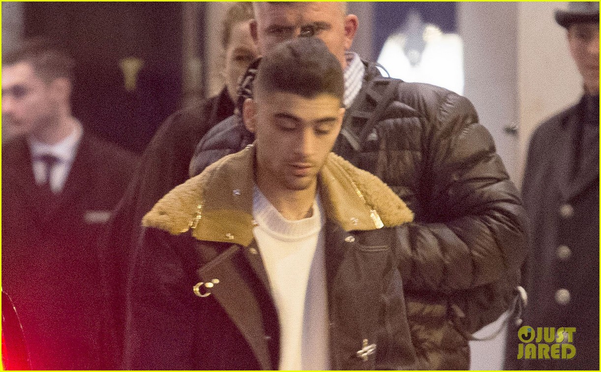 Is Gigi Hadid Wearing an Engagement Ring? Not So Fast... Photo 3870623