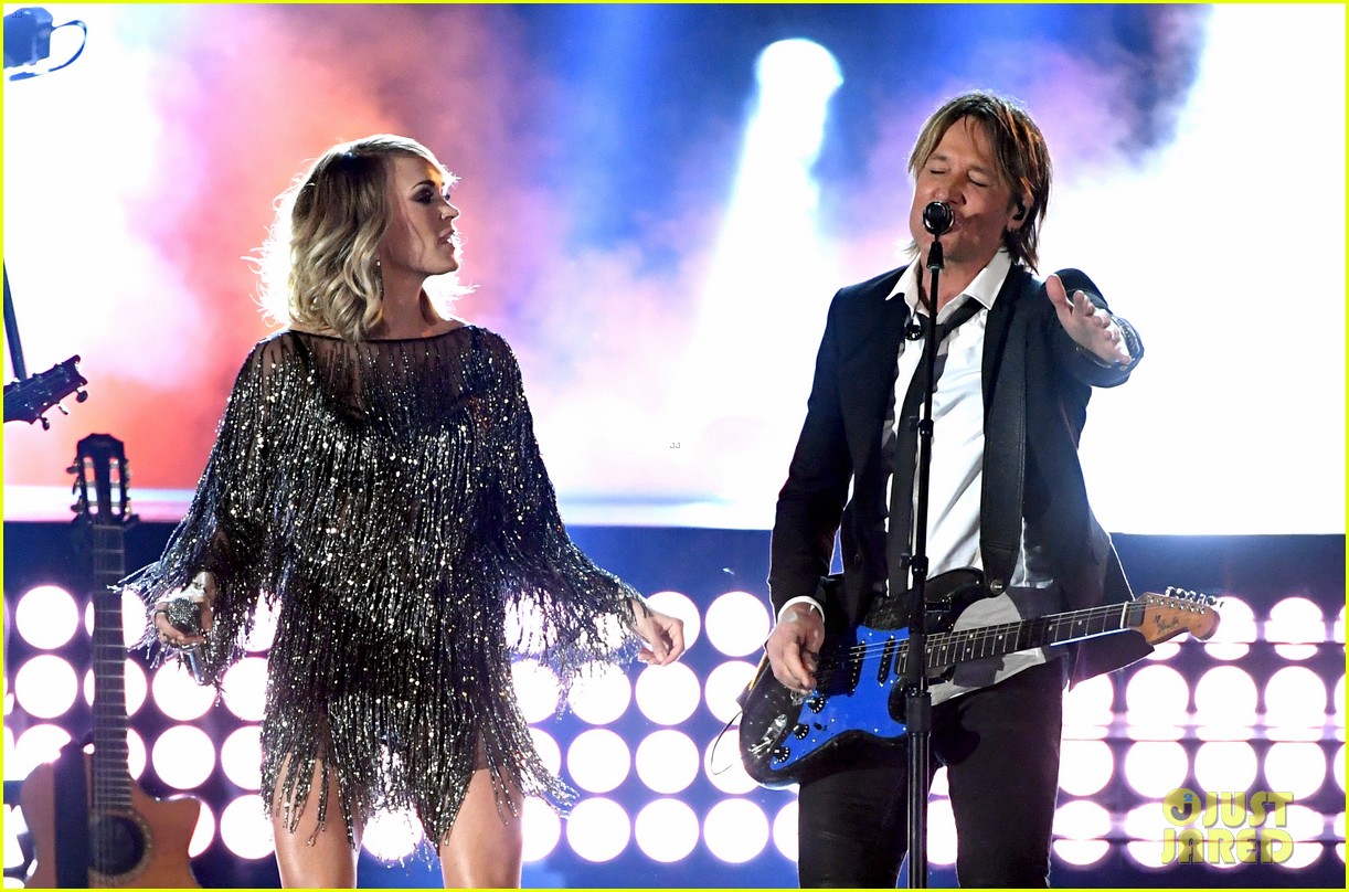 Carrie Underwood & Keith Urban Perform 'The Fighter' at ACM Awards 2017