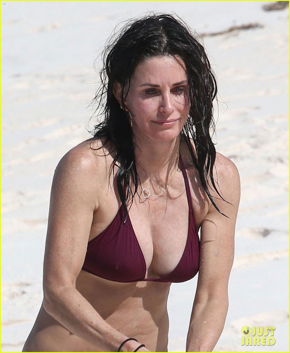 hotel Onderzoek het Heer Courteney Cox Flaunts Her Amazing Beach Body at 52!: Photo 3883237 | Bikini,  Courteney Cox Photos | Just Jared: Entertainment News