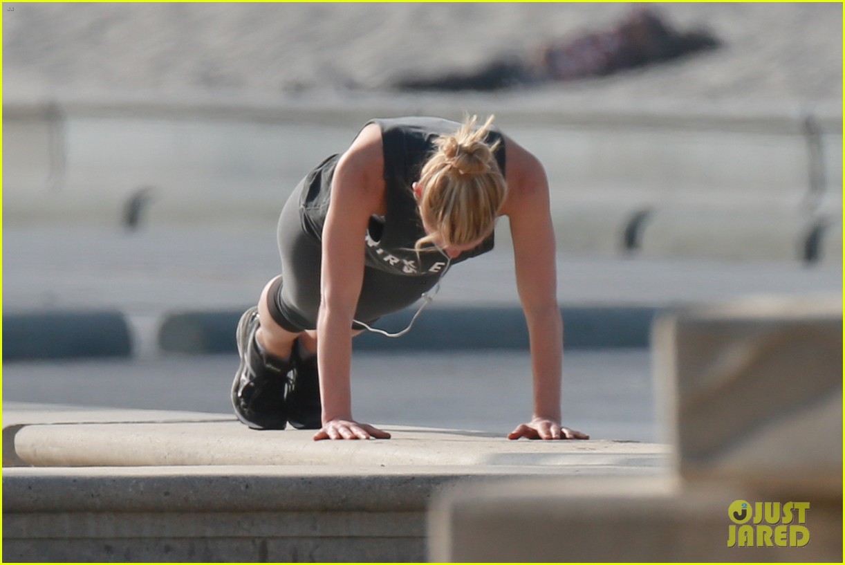 Claire Danes Goes for Morning Jog Along the Beach Photo 3882722(02)