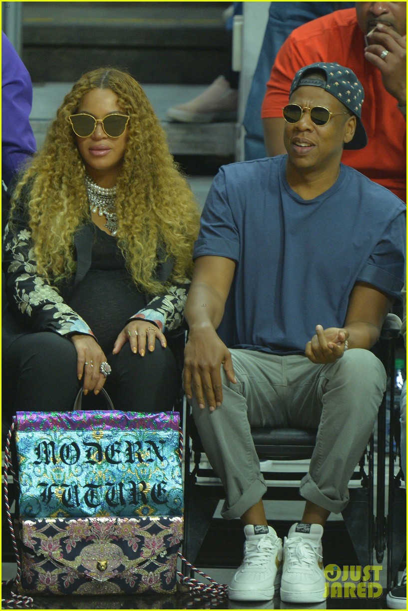 Jay Z Cradles Beyonce's Baby Bump at Clippers Game! Photo 3892316