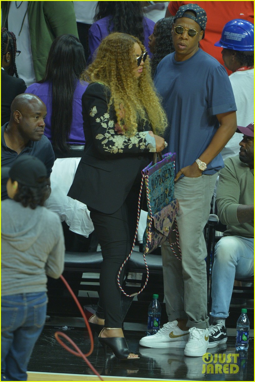 Jay Z Cradles Beyonce's Baby Bump at Clippers Game! Photo 3892317(02)