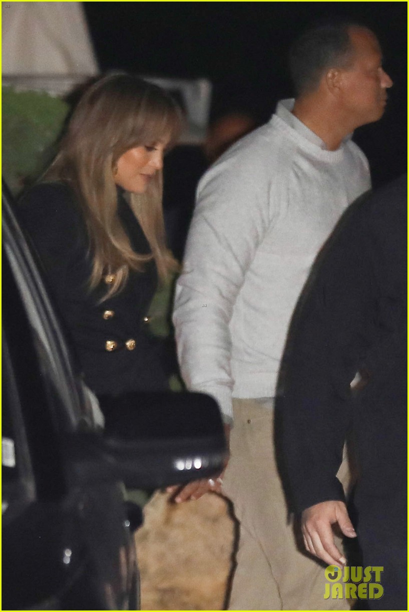 Jennifer Lopez & Alex Rodriguez Cozy Up For Yankees Game Photo 3884140