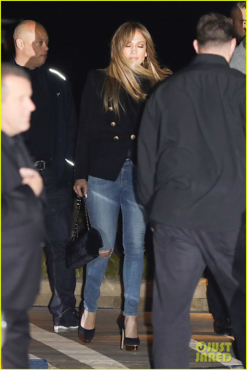 Jennifer Lopez & Alex Rodriguez Cozy Up For Yankees Game Photo 3884141