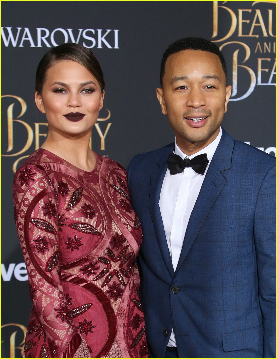 John Legend Praises Chrissy Teigen for Revealing Postpartum Depression(00)
