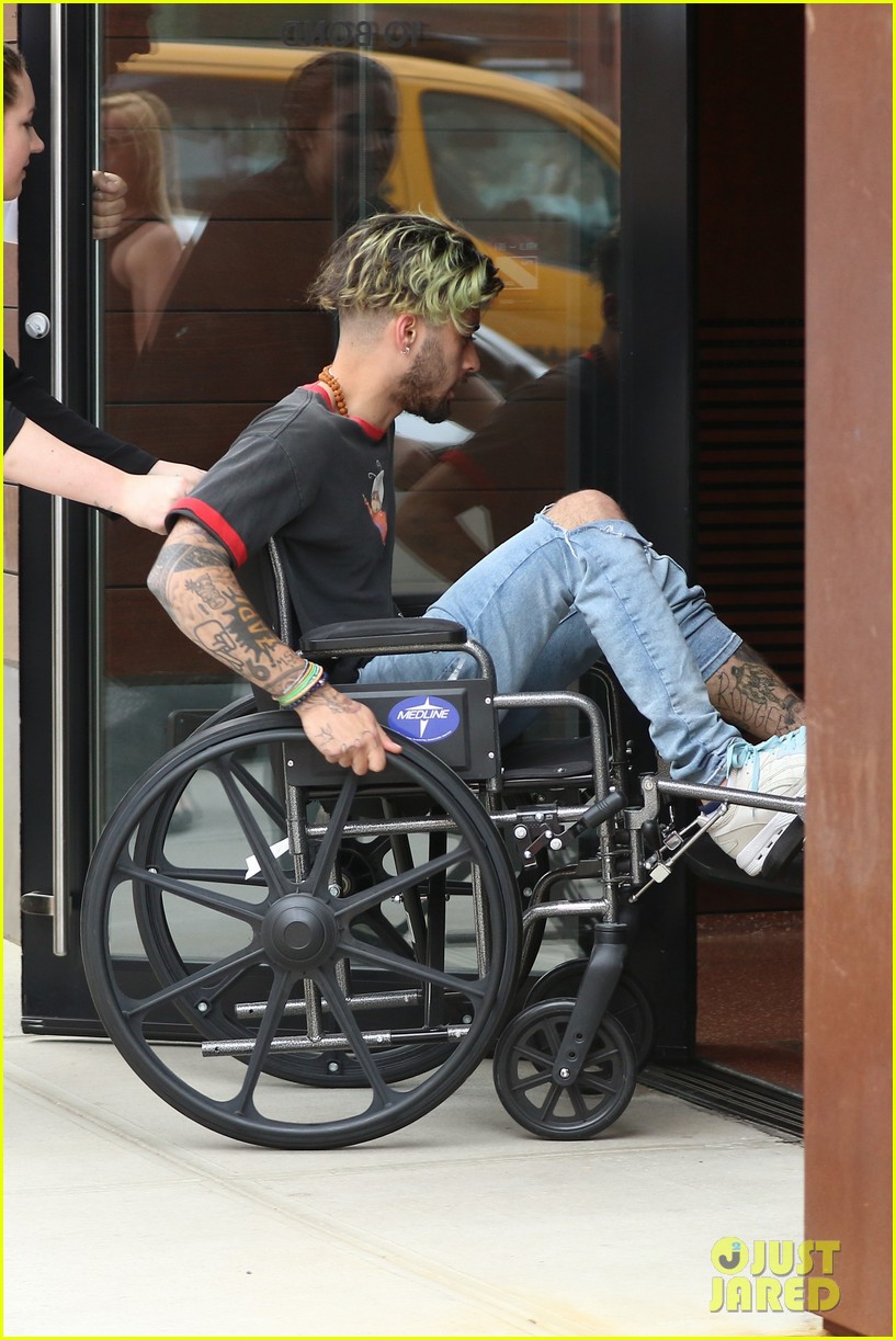 Zayn Malik Arrives at Gigi Hadid's Apartment in a Wheelchair: Photo