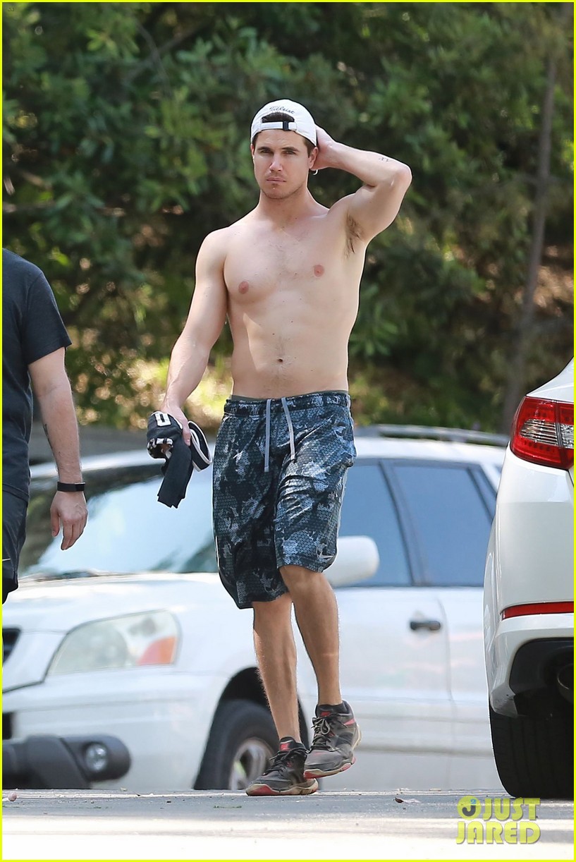 Robbie Amell. 