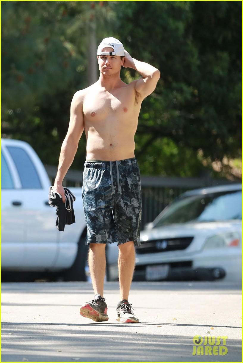 Robbie Amell. 