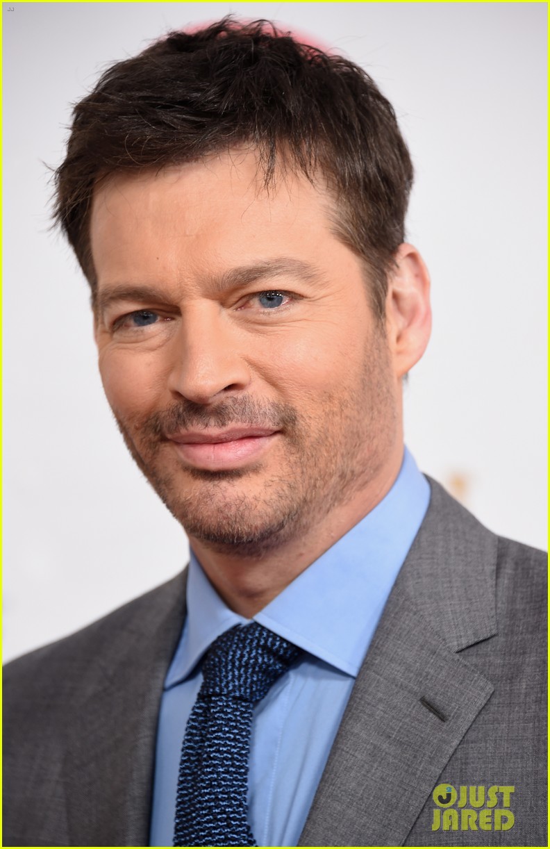 Harry Connick Jr. Sings National Anthem at Kentucky Derby (Video