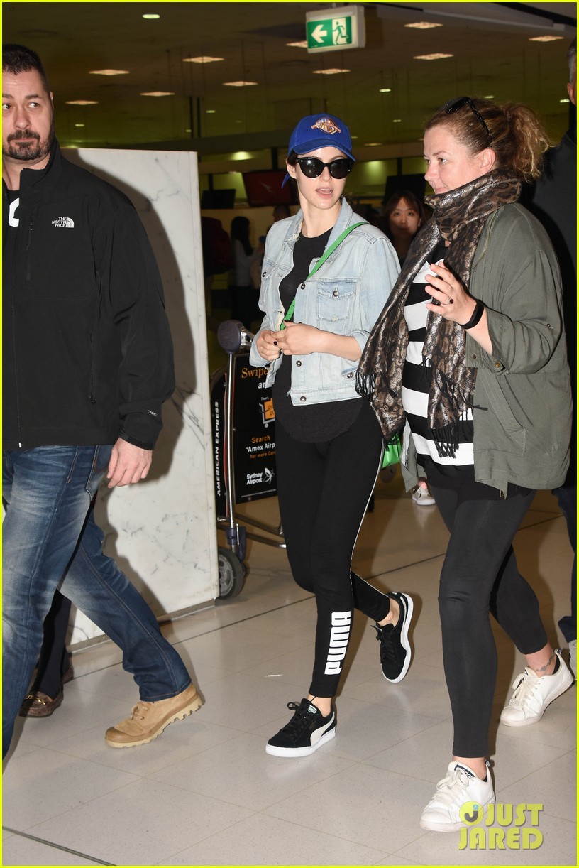 Photo zac efron and alexandra daddario visit bondi beach lifeguard