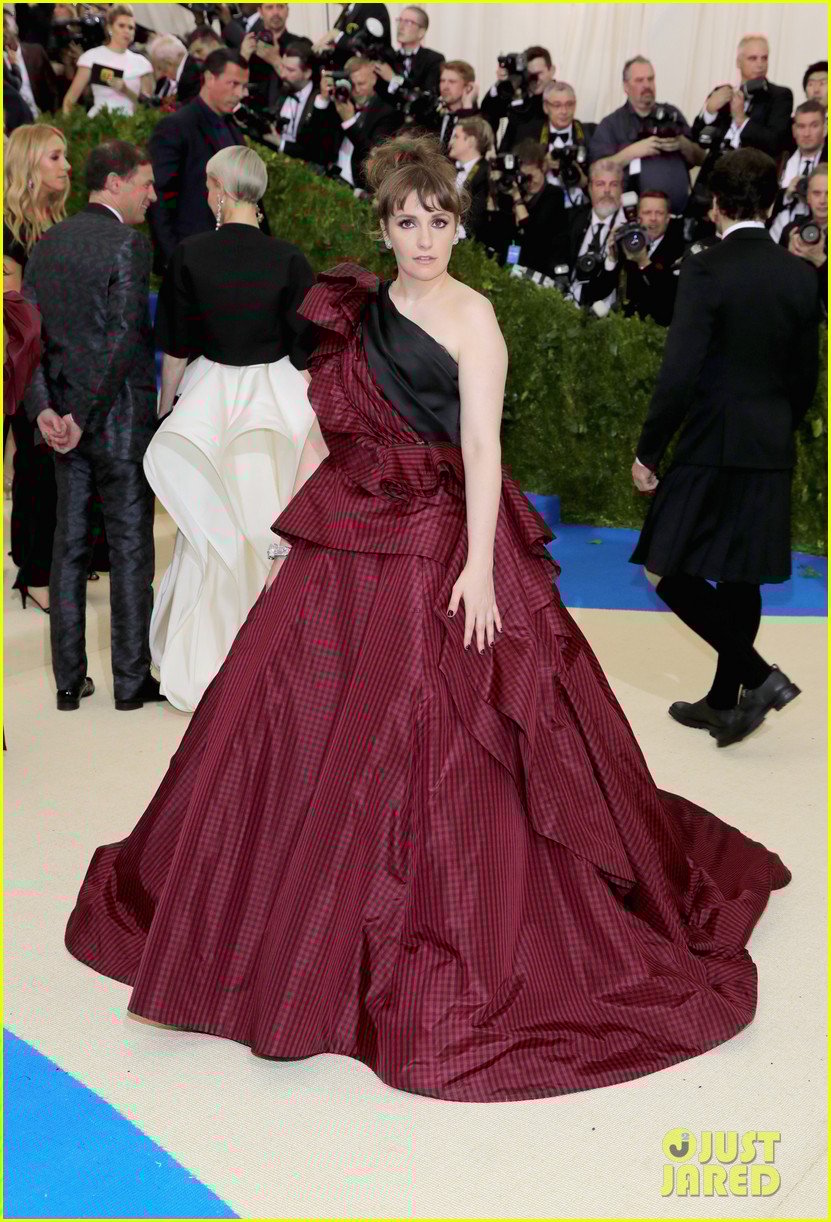 Lena Dunham Wears Planned Parenthood Pin to Met Gala 2017 Photo