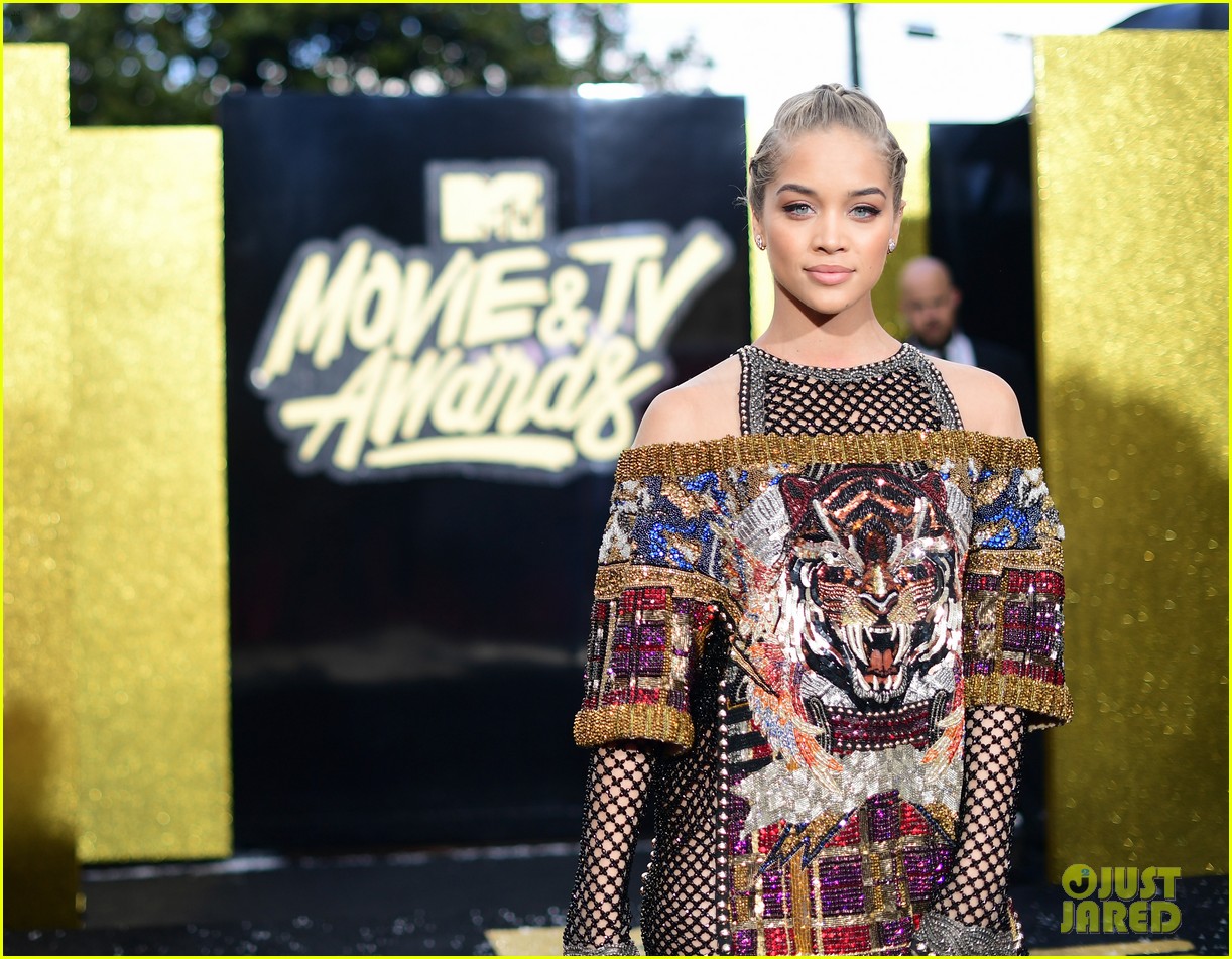 Kat Graham & Jasmine Tookes Strut Down MTV Awards Red Carpet! Photo