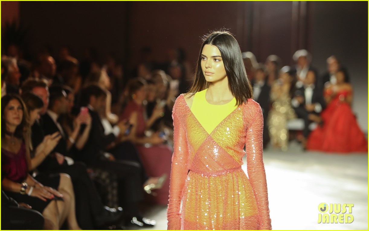 Photo kendall jenner bella hadid cannes fashion show 21 Photo