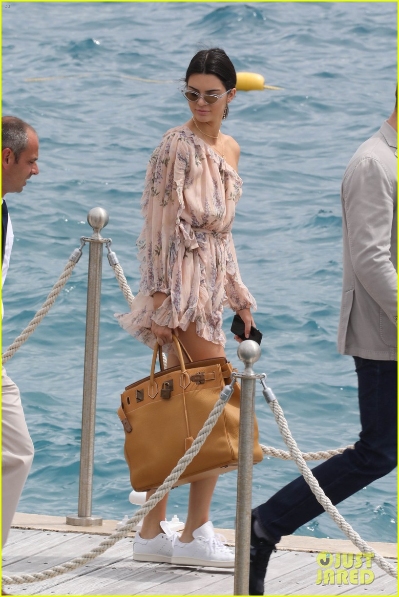 Kourtney Kardashian & Kendall Jenner Soak Up the Sun in Cannes Photo(01)