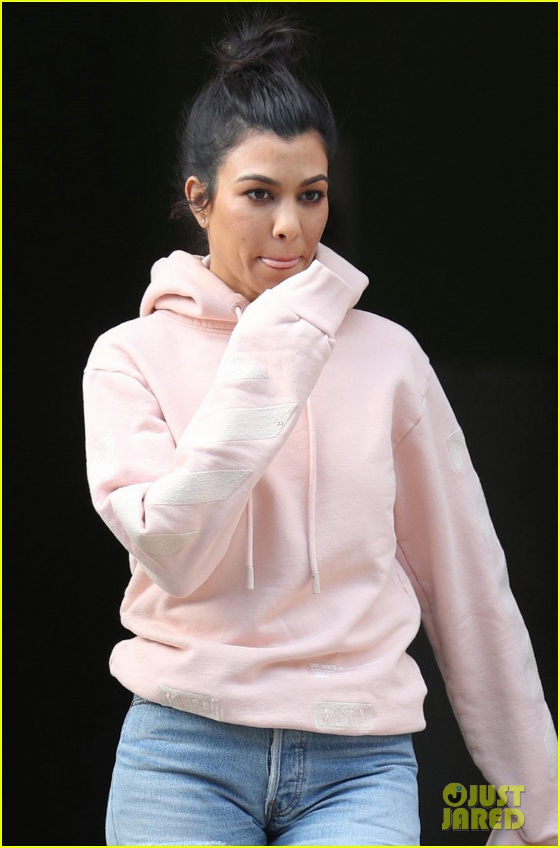 Kourtney Kardashian Drops By Art Class With Mason! Photo 3900097